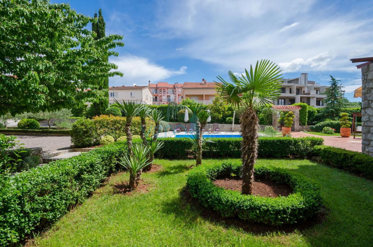 Otok Krk, Malinska, Edinstvena vila s parkom in bazenom na odlični lokaciji, prodamo