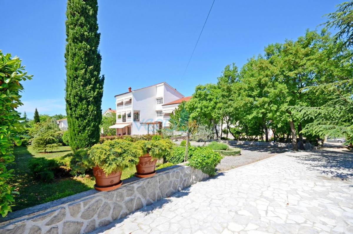 Otok Krk, Malinska, Edinstvena vila s parkom in bazenom na odlični lokaciji, prodamo