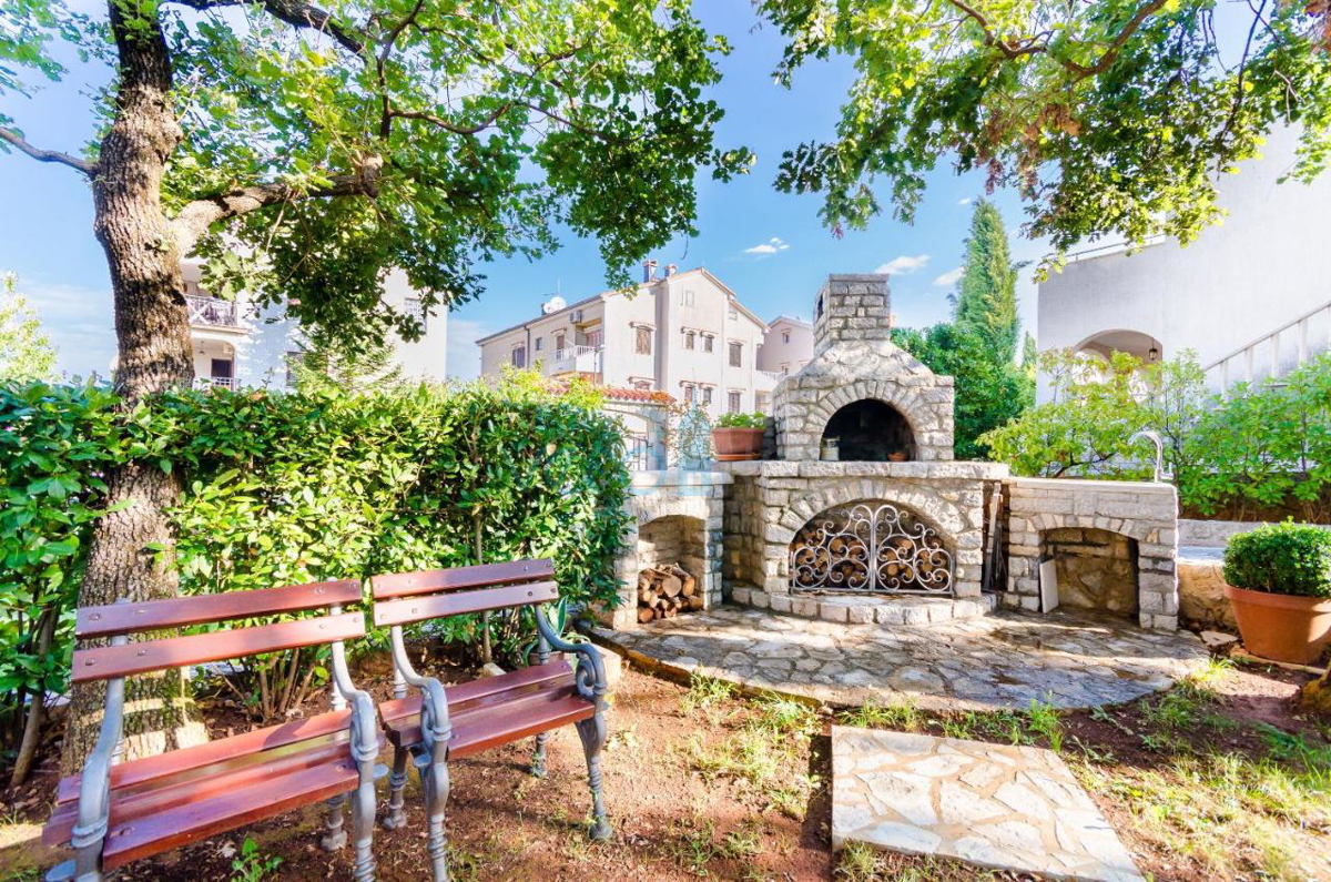 Otok Krk, Malinska, Edinstvena vila s parkom in bazenom na odlični lokaciji, prodamo