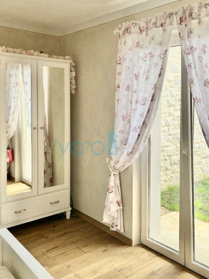 Krk, okolica, Dvojček 135m2 z bazenom in pogledom na morje, prodamo