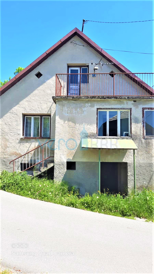 Brod Moravice - samostojna hiša z dvema apartmajema in veliko zemljišča, prodamo