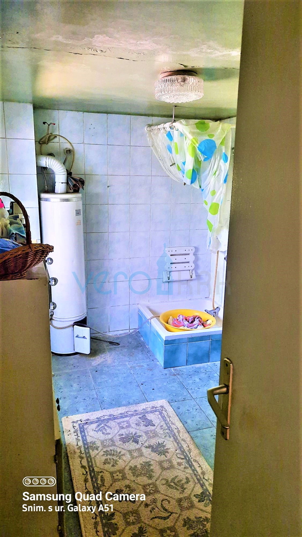 Brod Moravice - samostojna hiša z dvema apartmajema in veliko zemljišča, prodamo