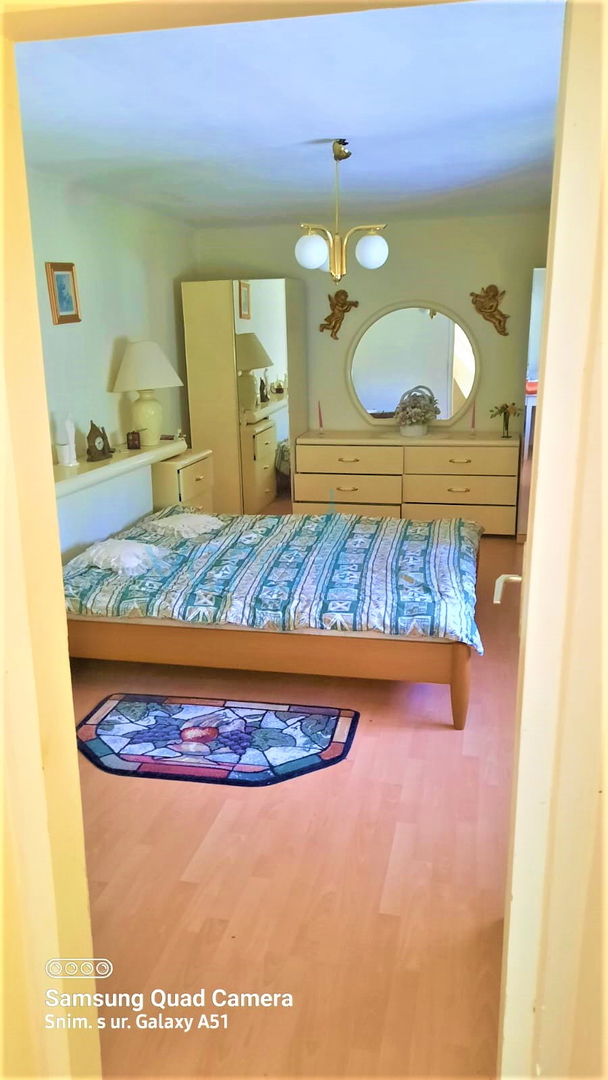 Brod Moravice - samostojna hiša z dvema apartmajema in veliko zemljišča, prodamo