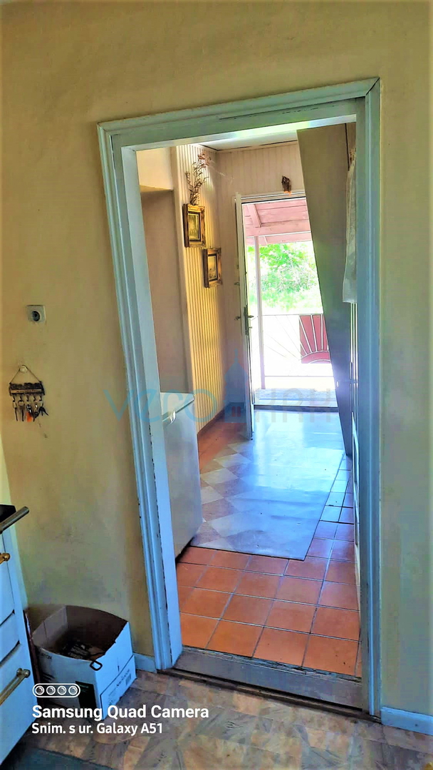 Brod Moravice - samostojna hiša z dvema apartmajema in veliko zemljišča, prodamo