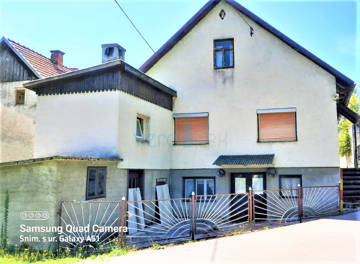 Brod Moravice - samostojna hiša z dvema apartmajema in veliko zemljišča, prodamo