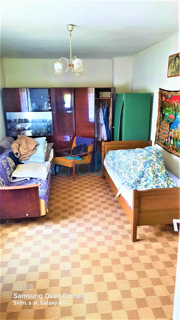 Brod Moravice - samostojna hiša z dvema apartmajema in veliko zemljišča, prodamo