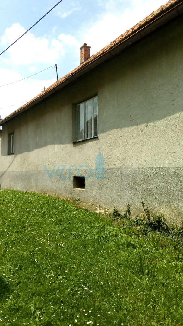 Brod Moravice - samostojna hiša z dvema apartmajema in veliko zemljišča, prodamo