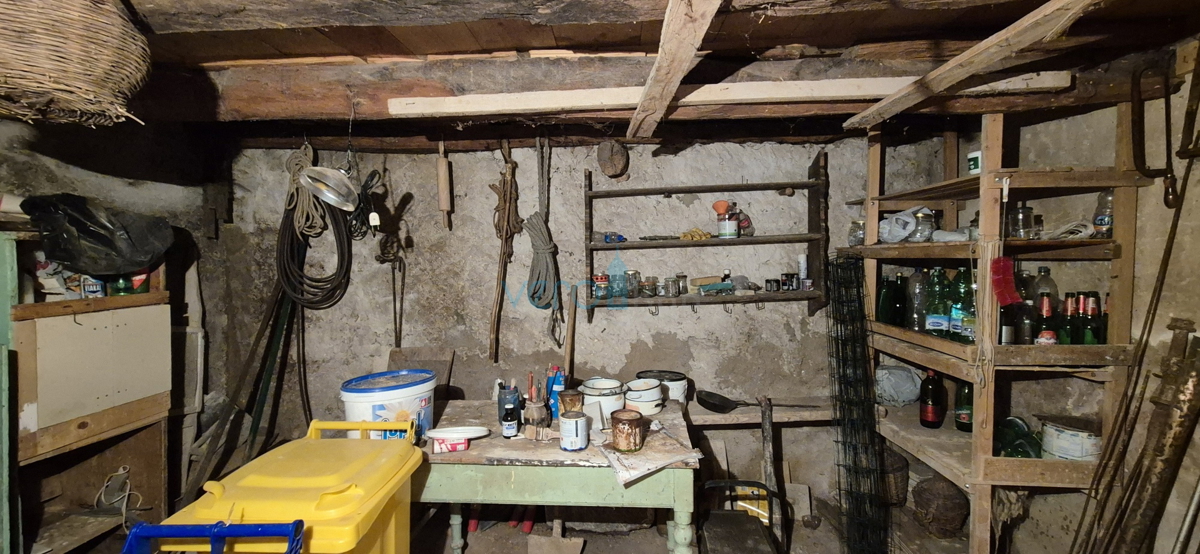 Mesto Krk, okolica, stara kamnita hiša na odlični lokaciji s pogledom na morje.
