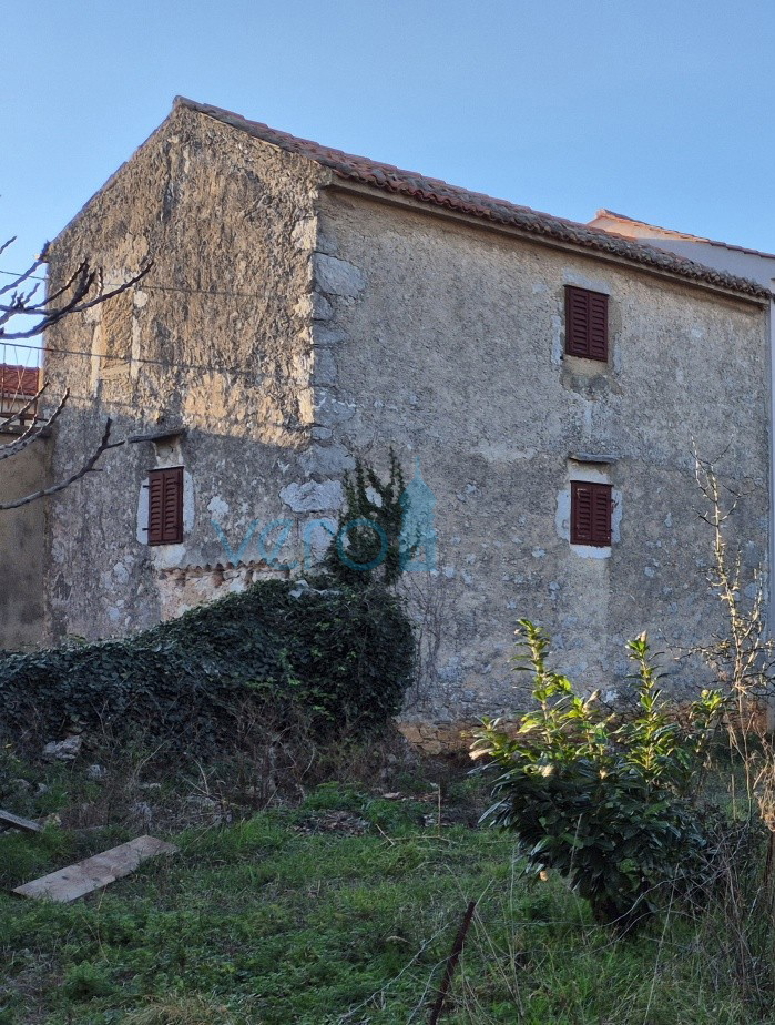 Mesto Krk, okolica, stara kamnita hiša na odlični lokaciji s pogledom na morje.