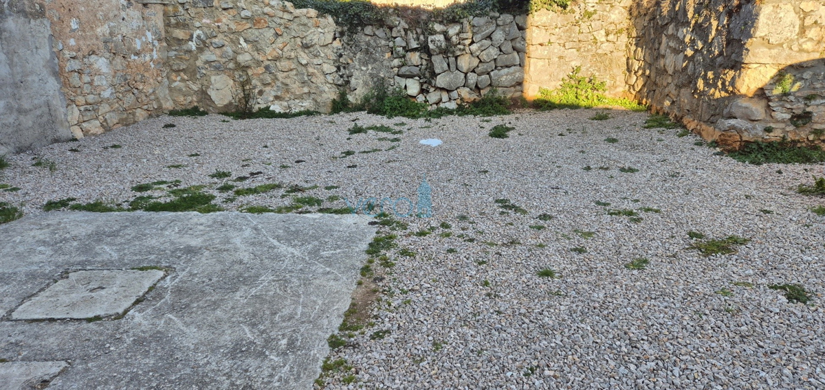 Mesto Krk, okolica, stara kamnita hiša na odlični lokaciji s pogledom na morje.