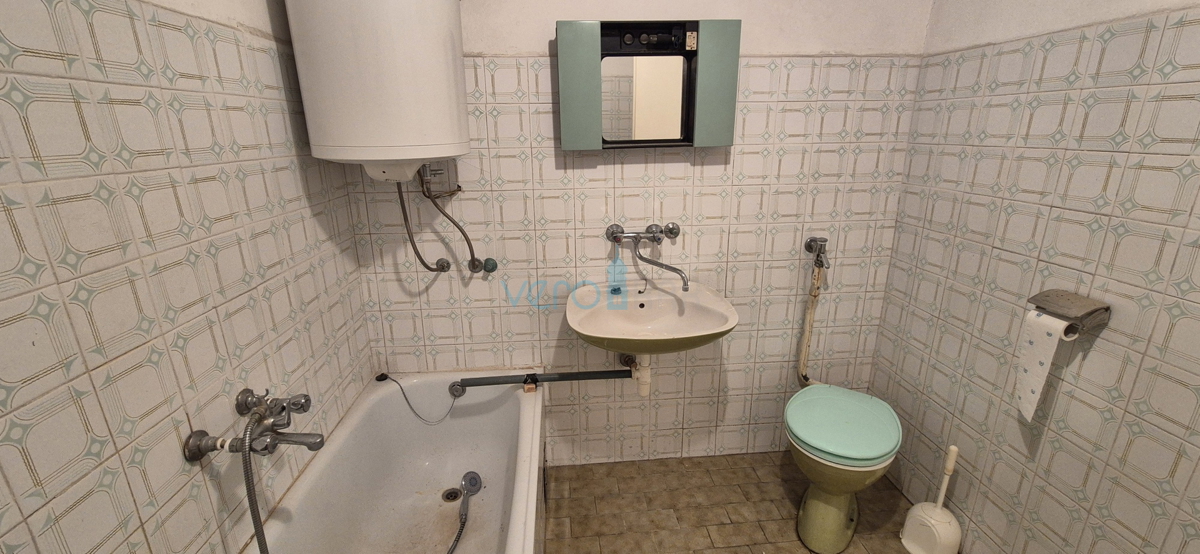 Mesto Krk, okolica, stara kamnita hiša na odlični lokaciji s pogledom na morje.