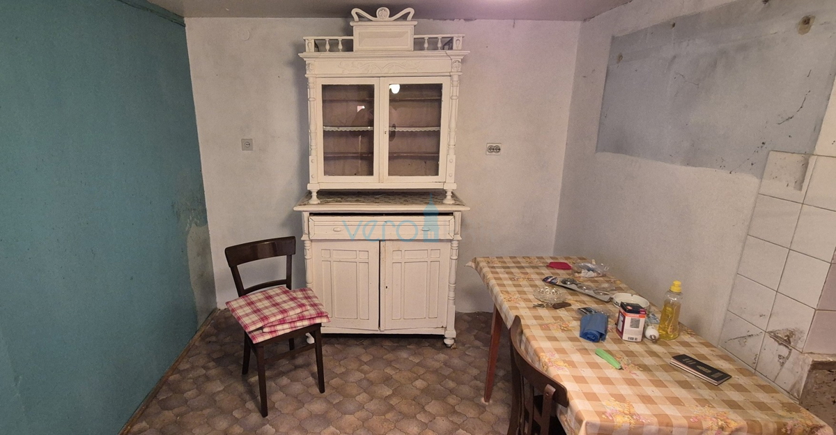 Mesto Krk, okolica, stara kamnita hiša na odlični lokaciji s pogledom na morje.