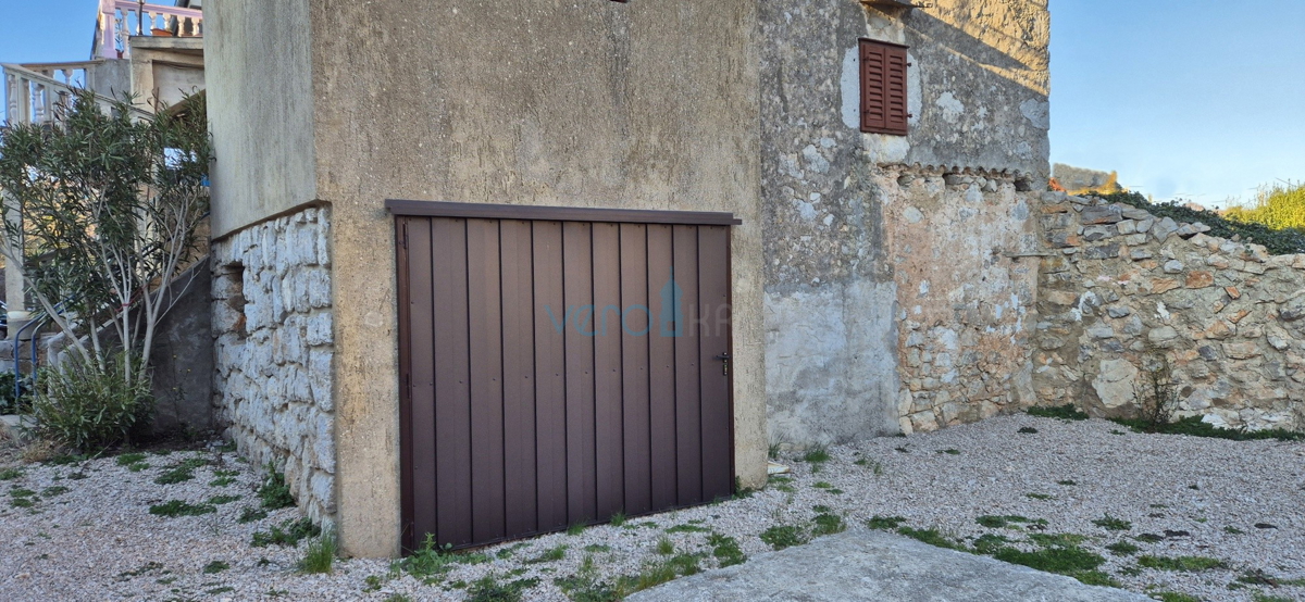Mesto Krk, okolica, stara kamnita hiša na odlični lokaciji s pogledom na morje.