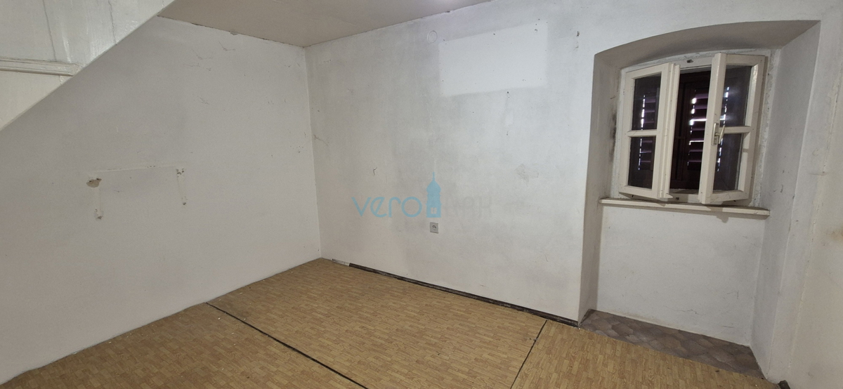 Mesto Krk, okolica, stara kamnita hiša na odlični lokaciji s pogledom na morje.