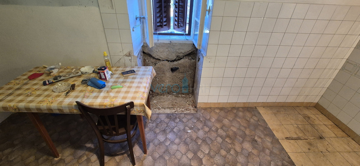 Mesto Krk, okolica, stara kamnita hiša na odlični lokaciji s pogledom na morje.