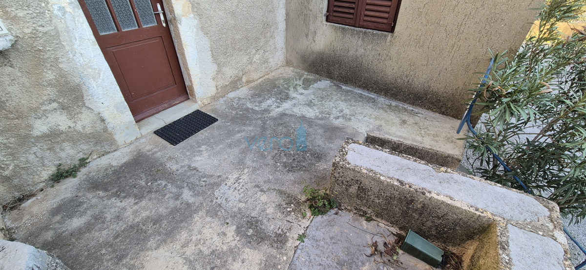 Mesto Krk, okolica, stara kamnita hiša na odlični lokaciji s pogledom na morje.