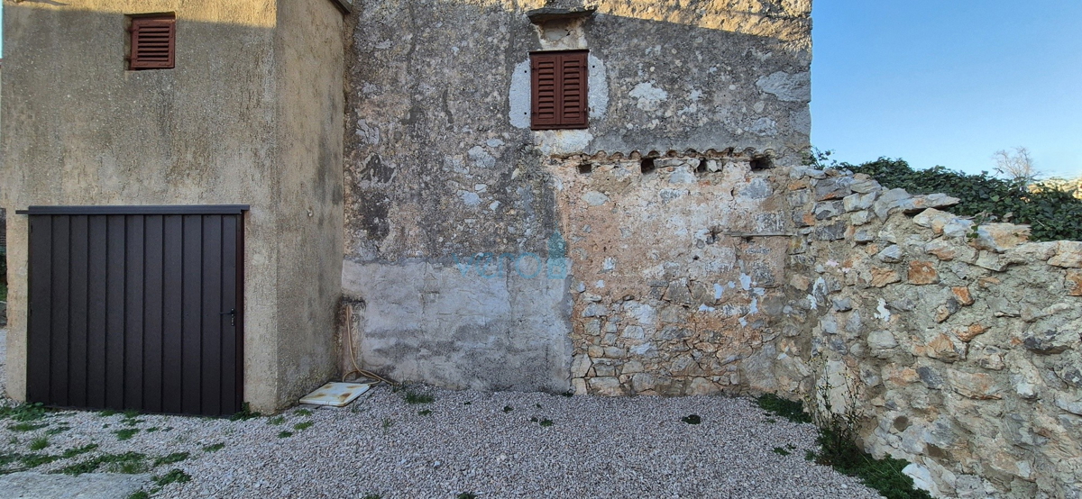 Mesto Krk, okolica, stara kamnita hiša na odlični lokaciji s pogledom na morje.