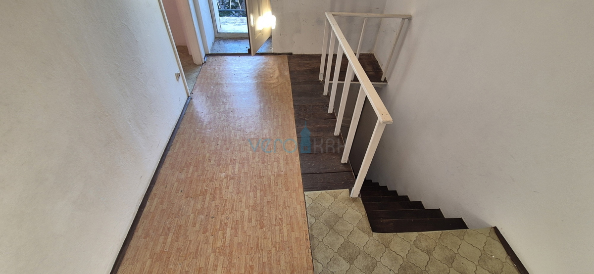 Mesto Krk, okolica, stara kamnita hiša na odlični lokaciji s pogledom na morje.