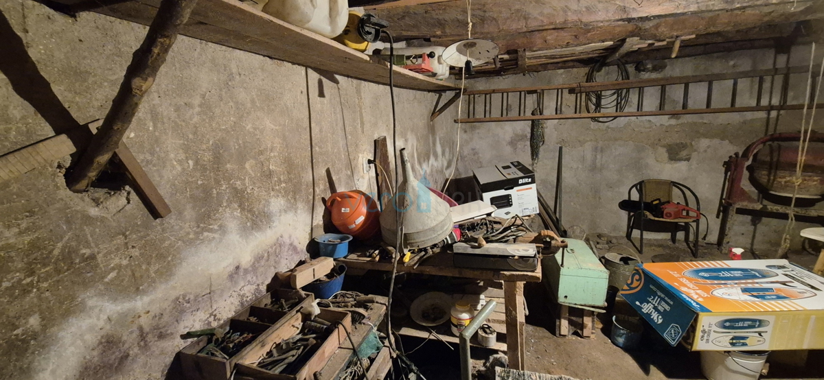 Mesto Krk, okolica, stara kamnita hiša na odlični lokaciji s pogledom na morje.