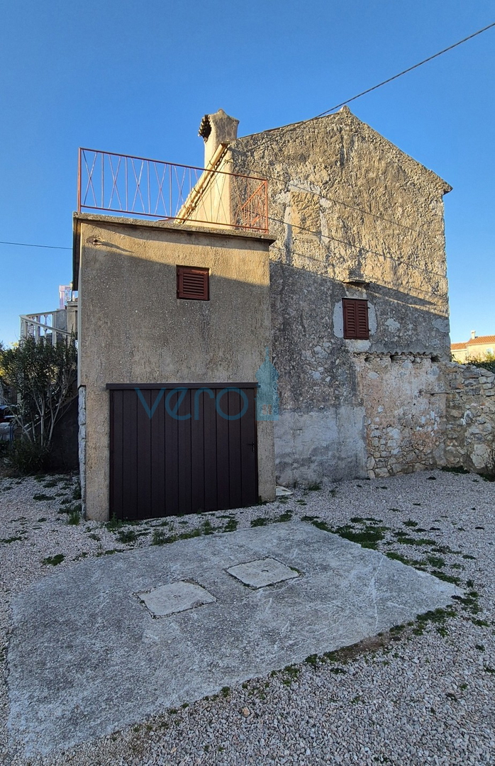 Mesto Krk, okolica, stara kamnita hiša na odlični lokaciji s pogledom na morje.