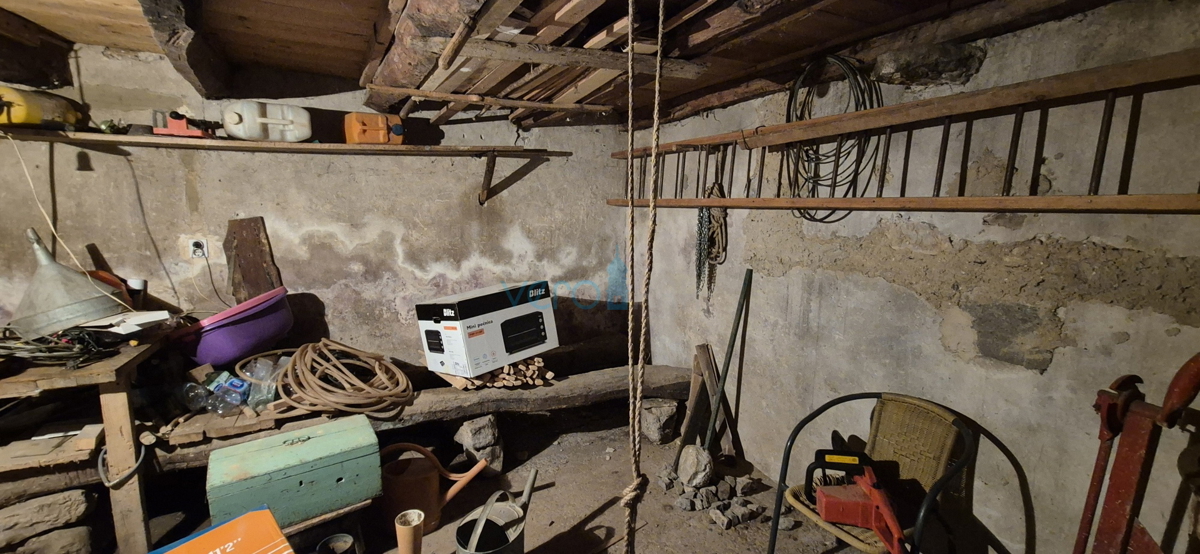 Mesto Krk, okolica, stara kamnita hiša na odlični lokaciji s pogledom na morje.