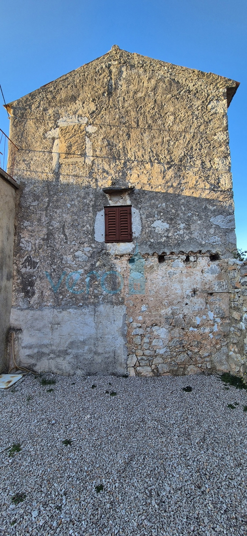 Mesto Krk, okolica, stara kamnita hiša na odlični lokaciji s pogledom na morje.