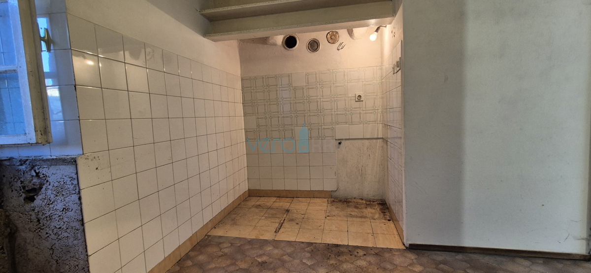 Mesto Krk, okolica, stara kamnita hiša na odlični lokaciji s pogledom na morje.