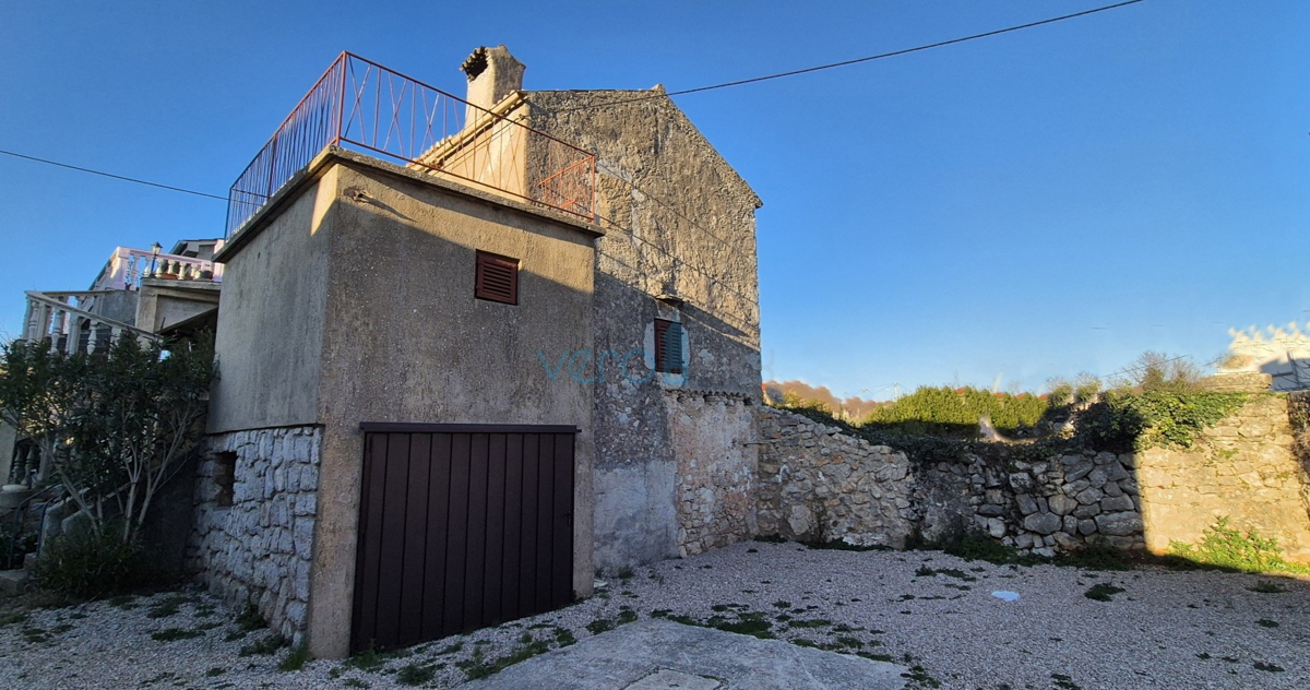 Mesto Krk, okolica, stara kamnita hiša na odlični lokaciji s pogledom na morje.