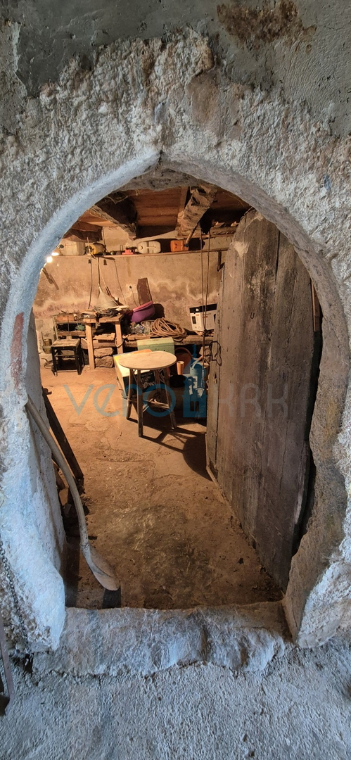 Mesto Krk, okolica, stara kamnita hiša na odlični lokaciji s pogledom na morje.