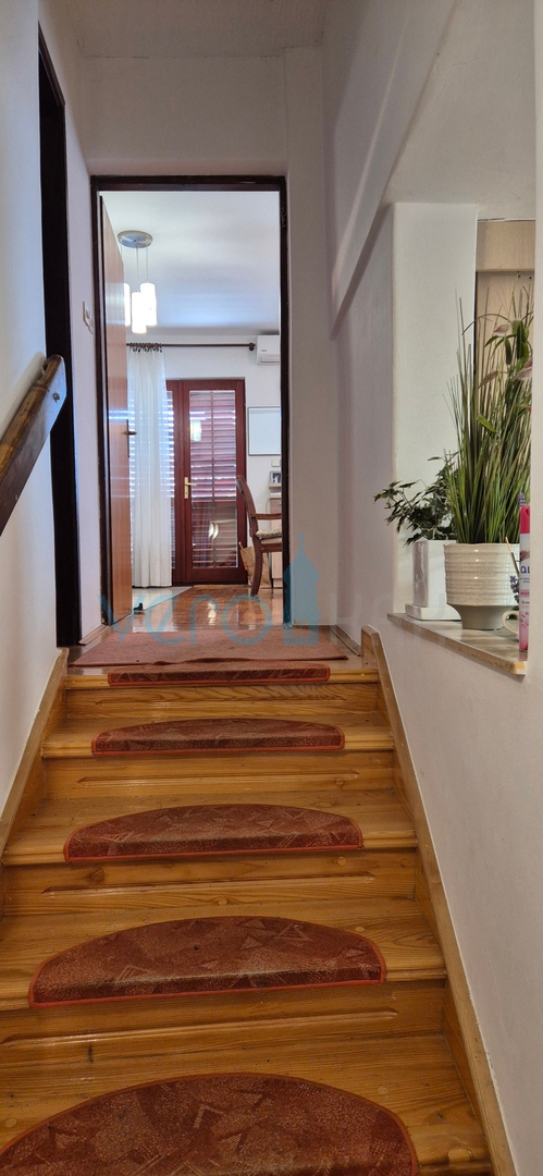 Mesto Krk, otok Krk, dvojna kuća s 3 stanovanja, pogled, zemljište, prodaja