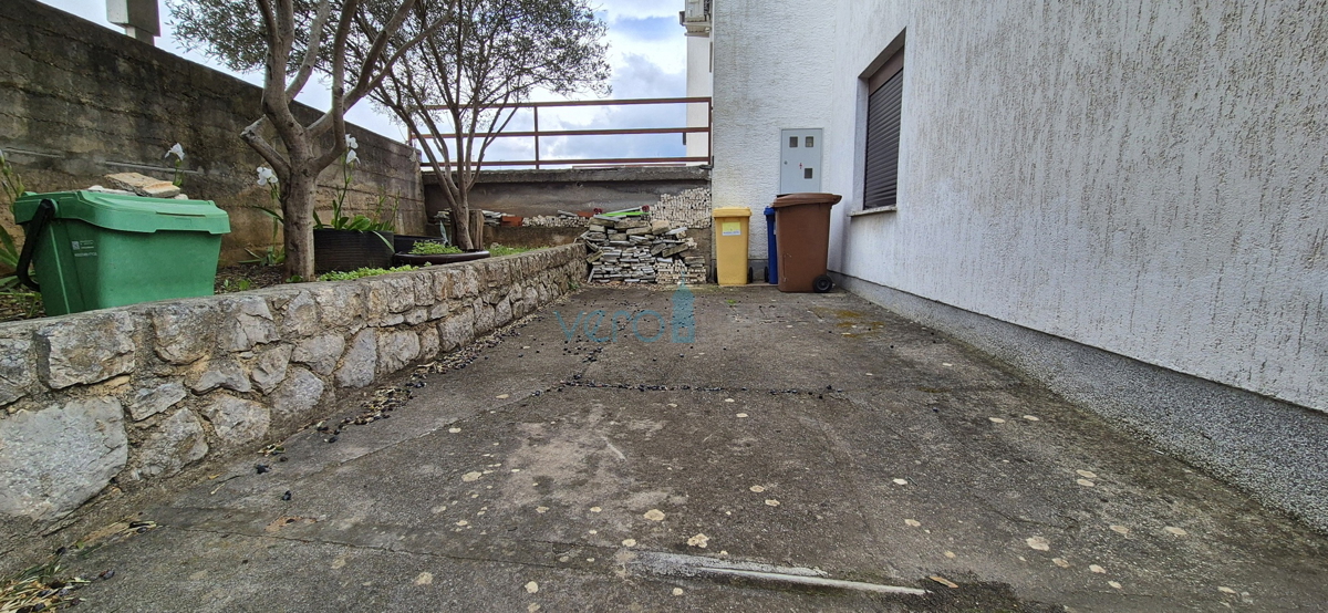 Mesto Krk, otok Krk, dvojna kuća s 3 stanovanja, pogled, zemljište, prodaja