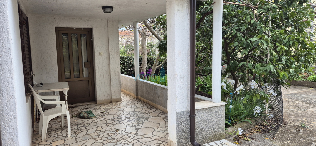 Mesto Krk, otok Krk, dvojna kuća s 3 stanovanja, pogled, zemljište, prodaja