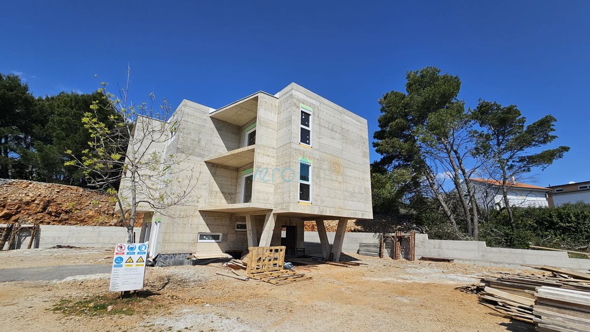 Otok Krk, mesto Krk, 1S+DB v pritličju nove gradnje na dobri lokaciji, prodaja