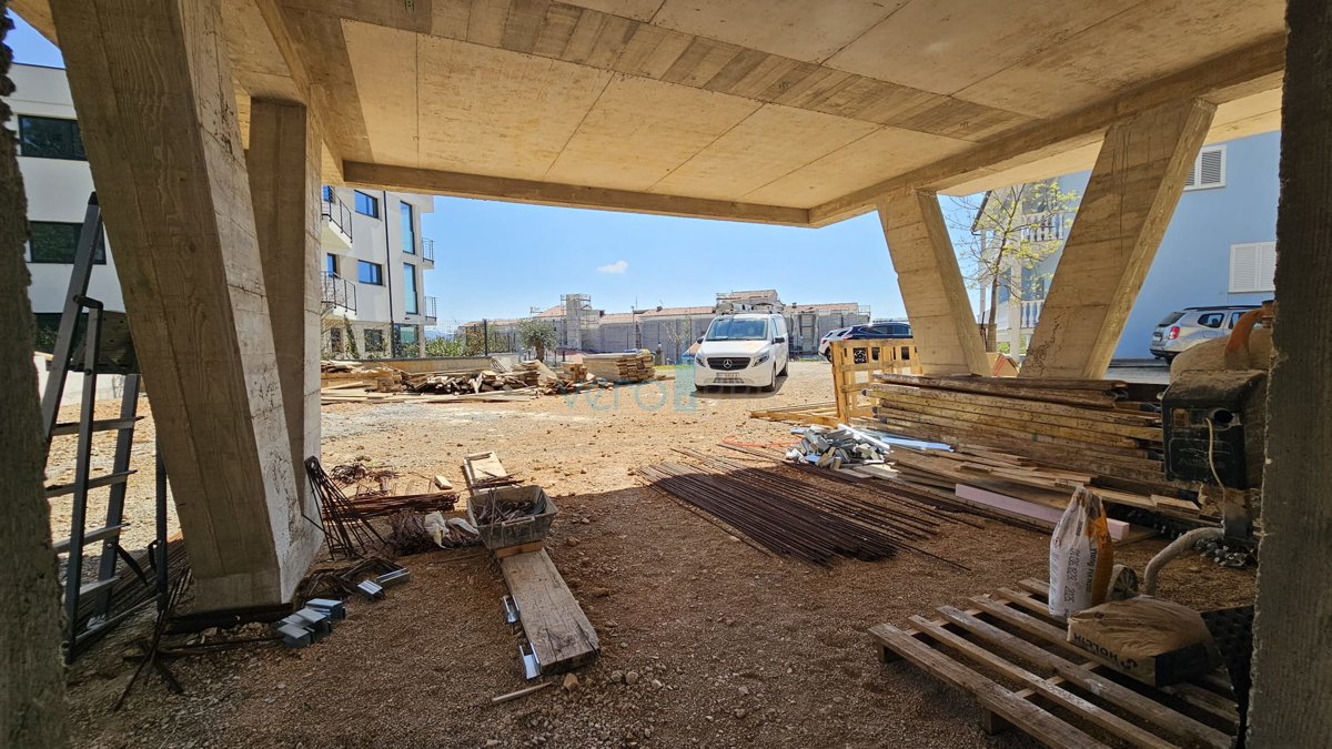 Otok Krk, mesto Krk, 1S+DB v pritličju nove gradnje na dobri lokaciji, prodaja