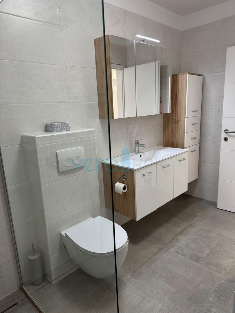 Omišalj, otok Krk, sodobno trisobno stanovanje, 10 m do morja, razgled, vrt, prodaja