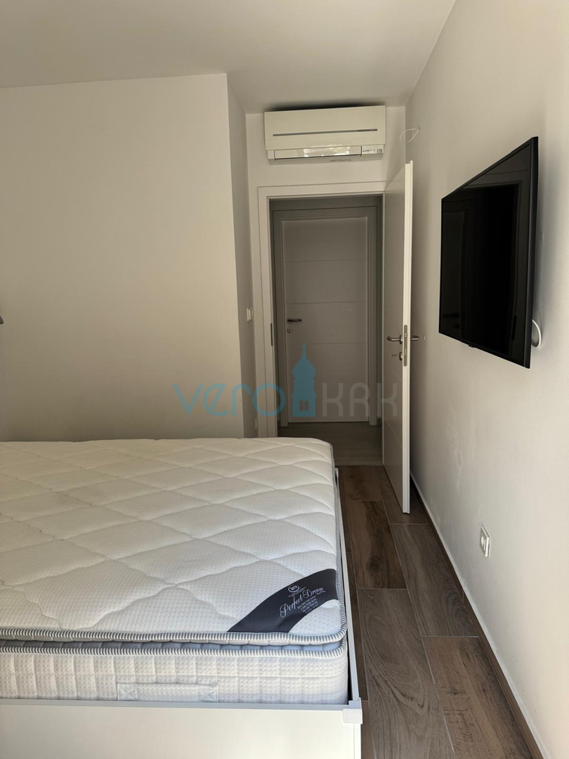 Omišalj, otok Krk, sodobno trisobno stanovanje, 10 m do morja, razgled, vrt, prodaja