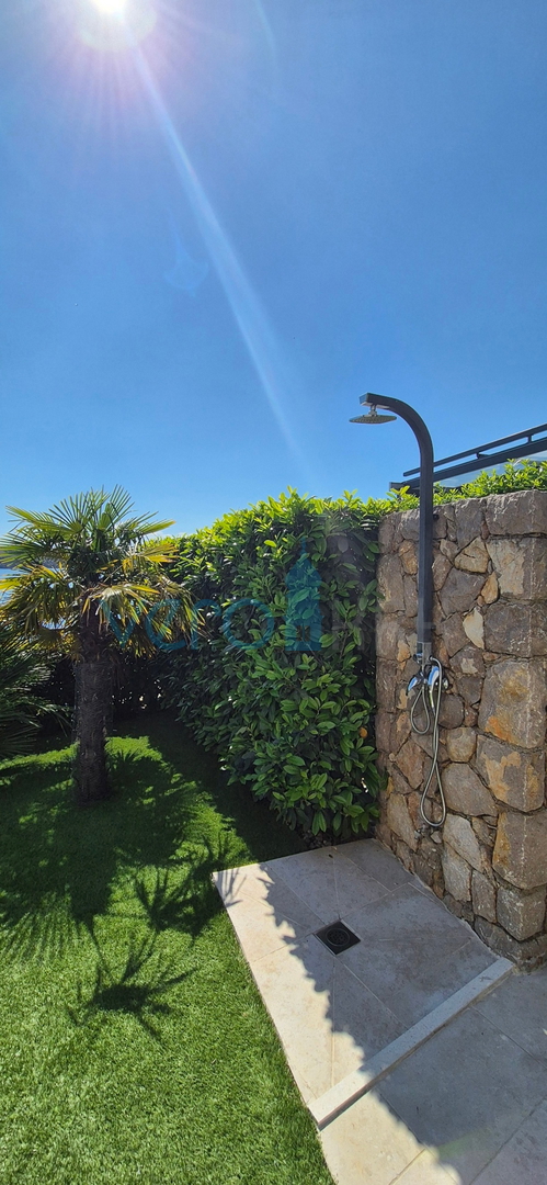 Omišalj, otok Krk, sodobno trisobno stanovanje, 10 m do morja, razgled, vrt, prodaja