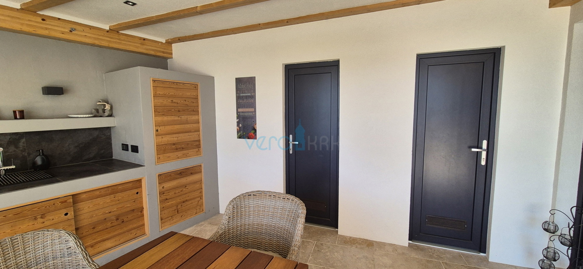 Omišalj, otok Krk, sodobno trisobno stanovanje, 10 m do morja, razgled, vrt, prodaja