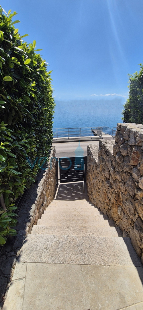 Omišalj, otok Krk, sodobno trisobno stanovanje, 10 m do morja, razgled, vrt, prodaja