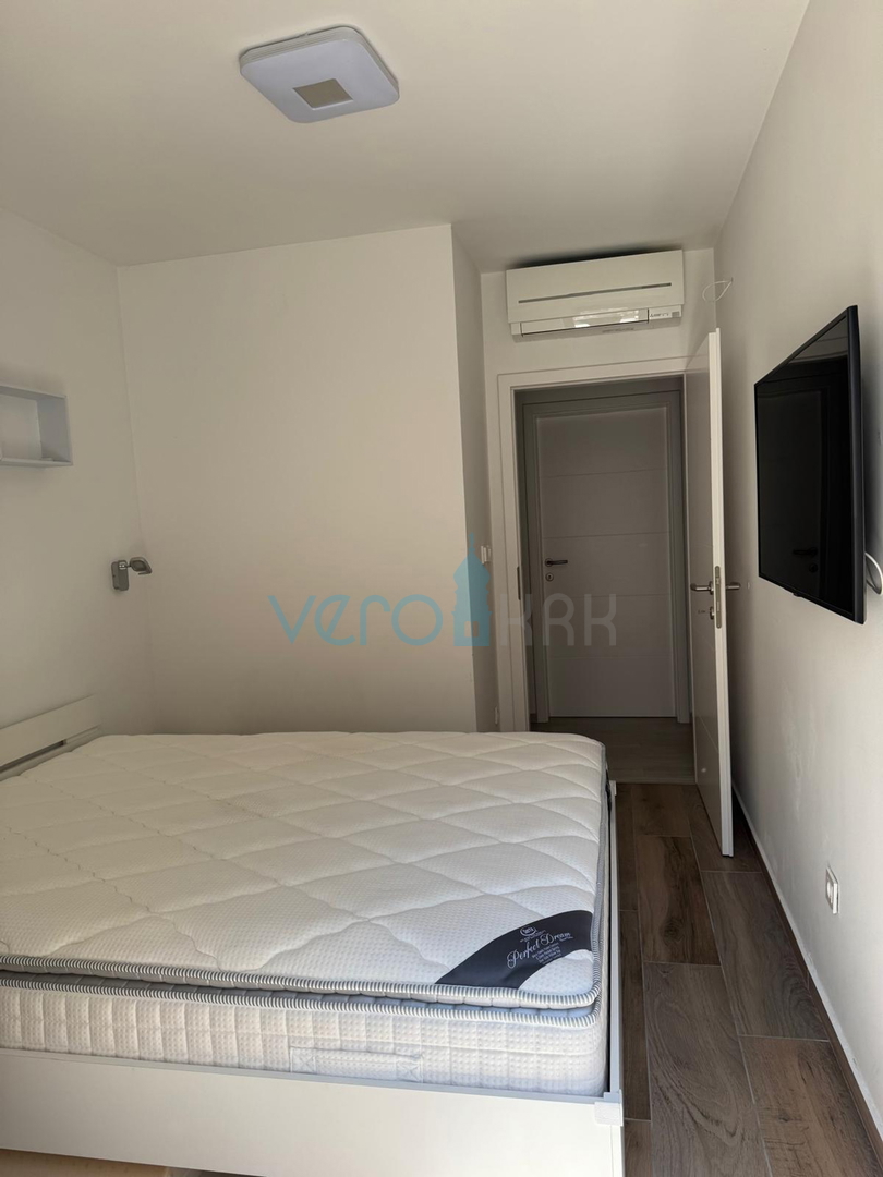 Omišalj, otok Krk, sodobno trisobno stanovanje, 10 m do morja, razgled, vrt, prodaja