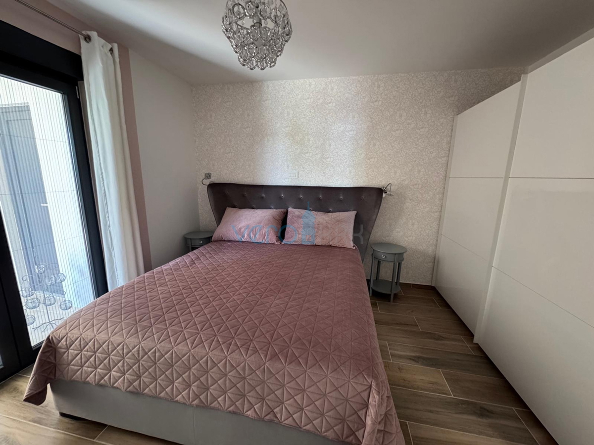 Omišalj, otok Krk, sodobno trisobno stanovanje, 10 m do morja, razgled, vrt, prodaja