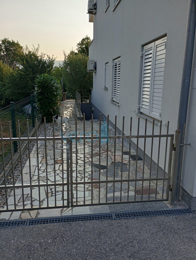 Šilo, otok Krk, dvosobno stanovanje v pritličju, zemljišče 138 m2, prodaja