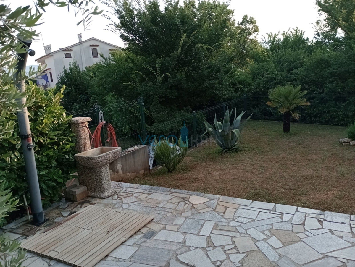 Šilo, otok Krk, dvosobno stanovanje v pritličju, zemljišče 138 m2, prodaja