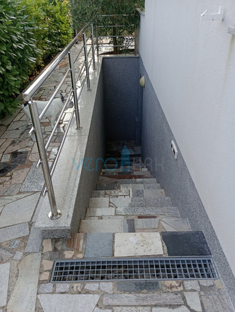 Šilo, otok Krk, dvosobno stanovanje v pritličju, zemljišče 138 m2, prodaja