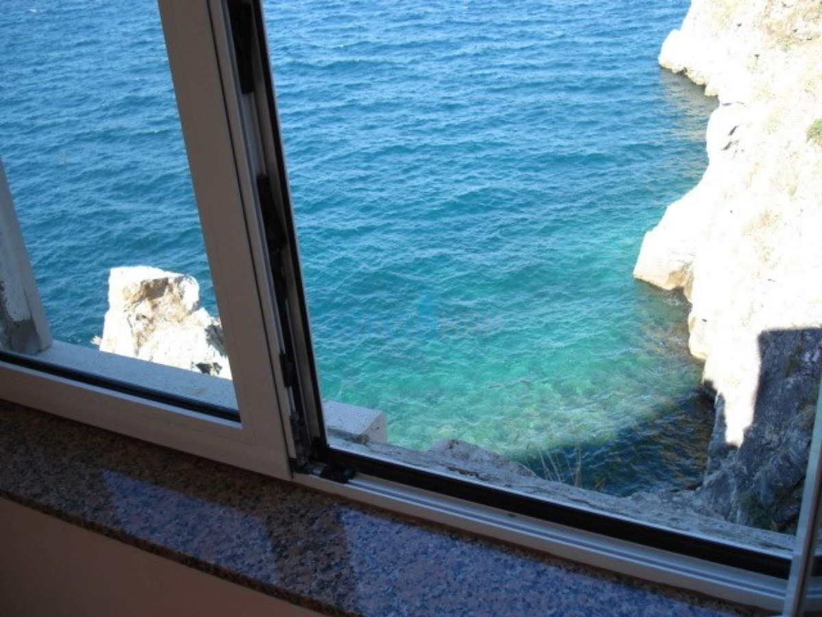 Vrbnik, otok Krk, unikatna hiša na skali nad morjem