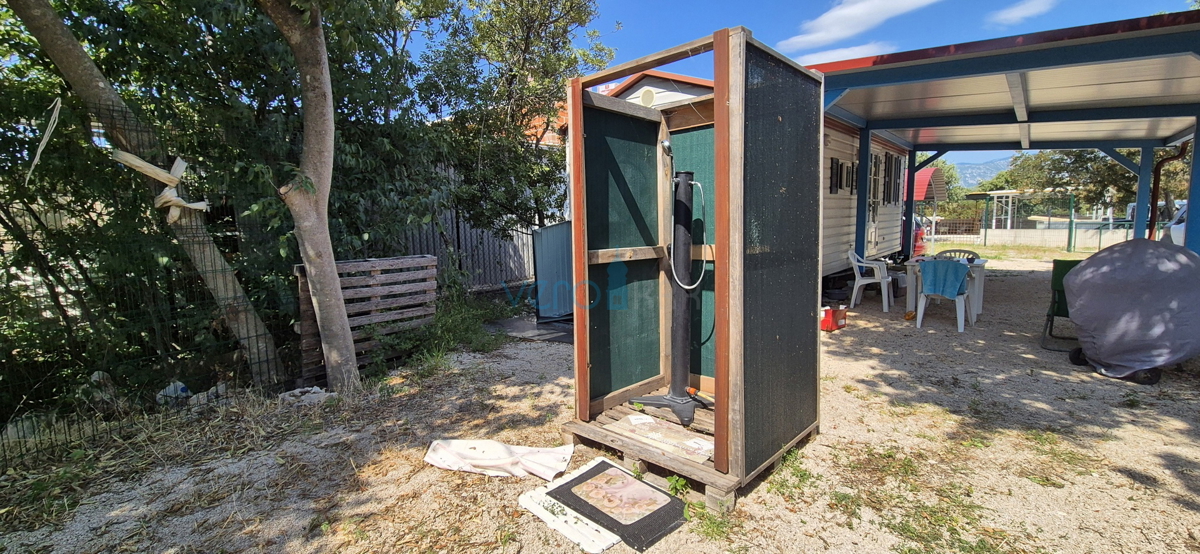 Omišalj, otok Krk, kmetijsko zemljišče 404 m2 z mobilno hišico, prodaja