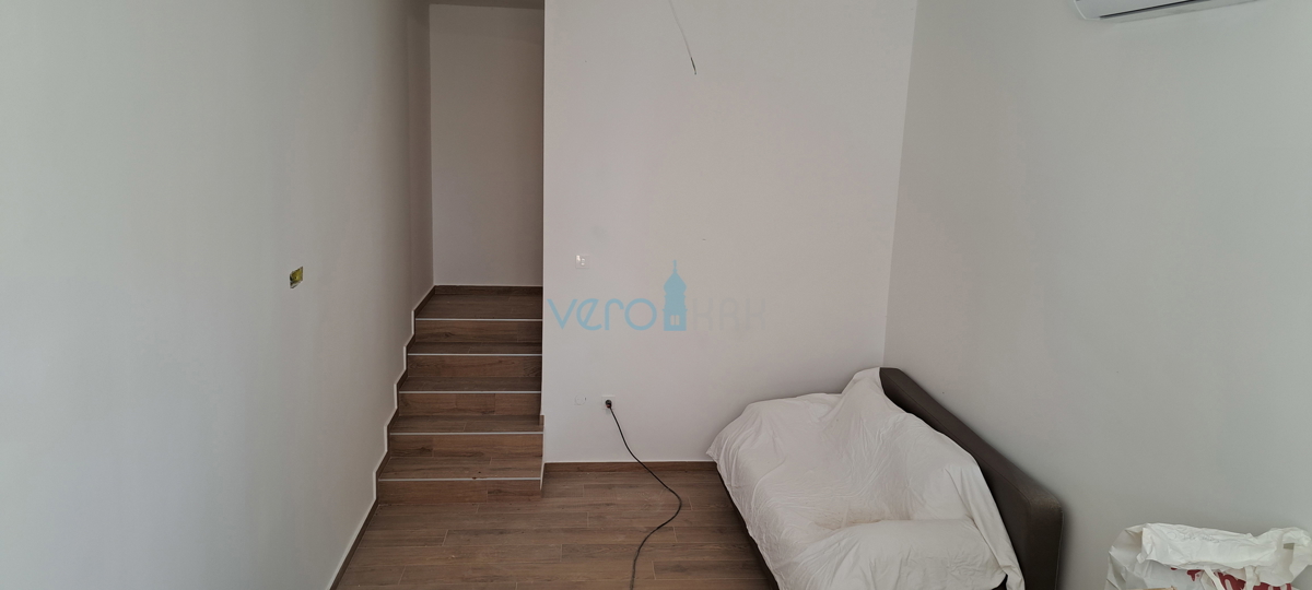 Otok Krk, Malinska, garsonjera v pritličju, vrt, prvi vrsti ob morju, prodaja