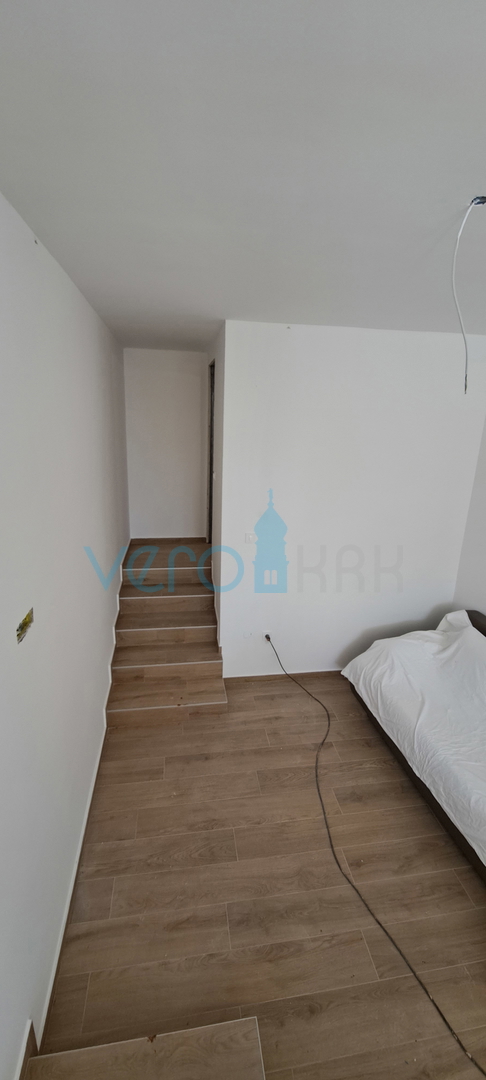 Otok Krk, Malinska, garsonjera v pritličju, vrt, prvi vrsti ob morju, prodaja