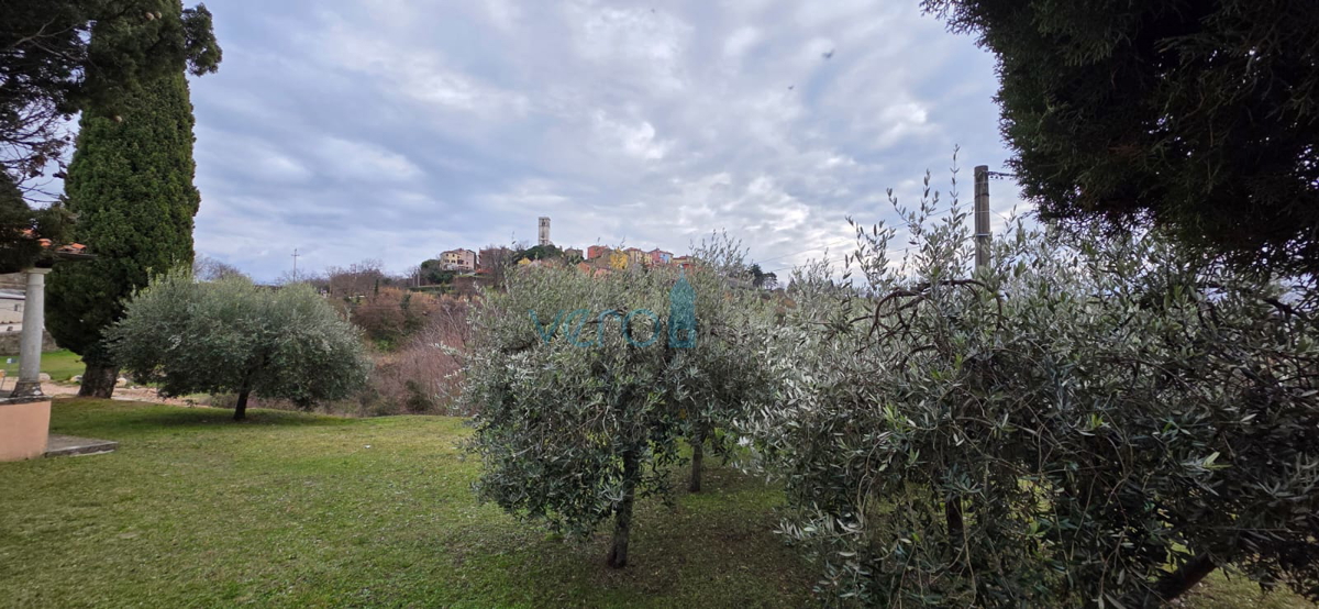 Istra, Oprtalj, posest 1307 m2, dve hiši z zemljiščem, prodaja