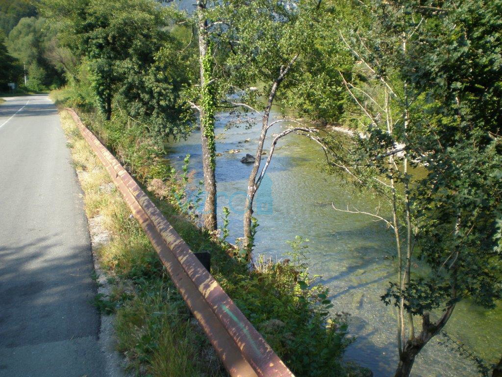 Delnice, Brod na Kupi, Zazidljivo zemljišče tik ob reki